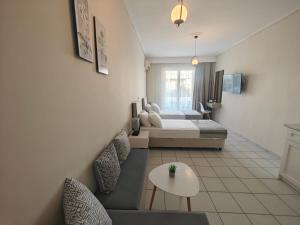 TV a/nebo společenská místnost v ubytování Marina Studio Appartments