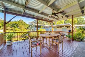 Svalir eða verönd á Keaau Apartment on Beautiful Acre with Pool and Deck!