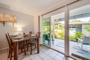 Svalir eða verönd á Keaau Apartment on Beautiful Acre with Pool and Deck!