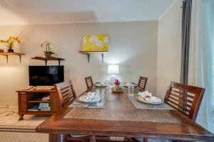 Sjónvarps- og/eða afþreyingartæki á Keaau Apartment on Beautiful Acre with Pool and Deck!