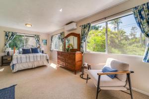 Rúm í herbergi á Keaau Apartment on Beautiful Acre with Pool and Deck!