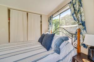 Rúm í herbergi á Keaau Apartment on Beautiful Acre with Pool and Deck!