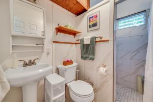Baðherbergi á Keaau Apartment on Beautiful Acre with Pool and Deck!