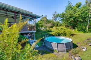 Sundlaugin á Keaau Apartment on Beautiful Acre with Pool and Deck! eða í nágrenninu