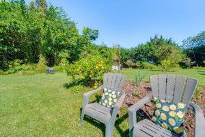 Garður fyrir utan Keaau Apartment on Beautiful Acre with Pool and Deck!