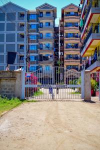 una puerta frente a un edificio alto en Almah, en Ruiru