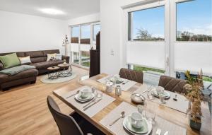 ein Esszimmer und ein Wohnzimmer mit Tisch und Stühlen in der Unterkunft Beautiful Home In Tossens With Sauna in Tossenserdeich