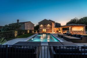 a swimming pool in the backyard of a house at Beeindruckende Steinfinca mit privatem Salzwasserpool, Panoramablick aufs Meer, Grill in Orbani