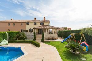 Bazén v ubytování Atemberaubende Villa mit Pool, Jacuzzi, Sauna, Panoramablick, eigener Taverne, Spielplatz, Kamin nebo v jeho okolí