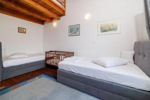 Voodi või voodid majutusasutuse Atemberaubende Villa mit Whirlpool, Meerblick, Billard, Ping-Pong, Privatpool, Grill toas +32 fotot