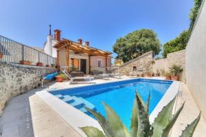 Bazén v ubytování Traumhafte Villa nur 300 Meter zum Strand mit beheiztem Pool, Whirlpool, Kicker, Grill nebo v jeho okolí