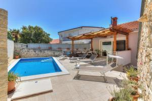 Bazén v ubytování Traumhafte Villa nur 300 Meter zum Strand mit beheiztem Pool, Whirlpool, Kicker, Grill nebo v jeho okolí