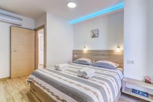 Postel nebo postele na pokoji v ubytování Traumhafte Villa nur 300 Meter zum Strand mit beheiztem Pool, Whirlpool, Kicker, Grill + 30 fotografií