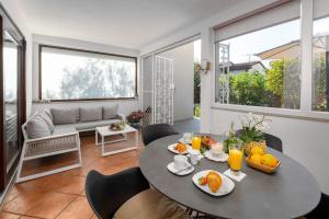 una sala da pranzo con un tavolo con sopra della frutta di Exquisites Ferienhaus mit privatem Garten, Liegen, Kinderstuhl, Waschmaschine - nur 700 Meter zum Strand a Poreč (Parenzo)