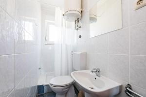 Ένα μπάνιο στο Malerisches Apartment nur 700 Meter zum Sandstrand mit herrlichem Meerblick, Pool, Grill +19 φωτογραφίες