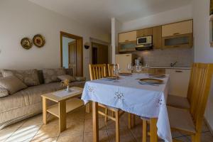 Kuchyň nebo kuchyňský kout v ubytování Traumhaftes Apartment nur 100 Meter zum Strand mit Sauna, Jacuzzi, Meerblick