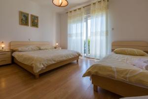 Postel nebo postele na pokoji v ubytování Traumhaftes Apartment nur 100 Meter zum Strand mit Sauna, Jacuzzi, Meerblick