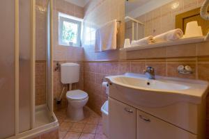 Koupelna v ubytování Traumhaftes Apartment nur 100 Meter zum Strand mit Sauna, Jacuzzi, Meerblick + 26 fotografií