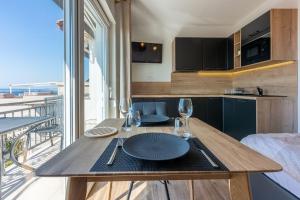 Kuchyň nebo kuchyňský kout v ubytování Beeindruckendes Apartment nur 100 Meter zum Strand mit Jacuzzi, Sauna, Meerblick, WiFi + 16 fotografií