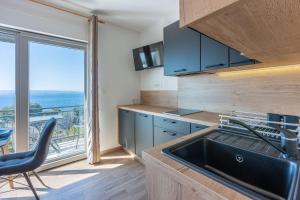 Kuchyň nebo kuchyňský kout v ubytování Beeindruckendes Apartment nur 100 Meter zum Strand mit Jacuzzi, Sauna, Meerblick, WiFi