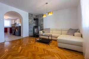 Η κουζίνα ή μικρή κουζίνα στο Herrliches Apartment nur 600 Meter zum Strand mit Meerblick, Pool, Grill, Waschmaschine