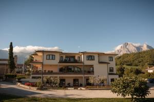 un gran edificio con montañas en el fondo en Locanda Del Parco Hotel, en Colledara