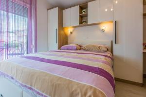 Postel nebo postele na pokoji v ubytování Bezauberndes Studio nur 100 Meter zum Strand mit Sauna, Whirlpool, Meerblick, WiFi