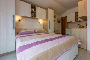 Kuchyň nebo kuchyňský kout v ubytování Bezauberndes Studio nur 100 Meter zum Strand mit Sauna, Whirlpool, Meerblick, WiFi