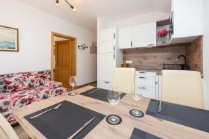 Kuchyň nebo kuchyňský kout v ubytování Faszienierendes Apartment nur 100 Meter zum Strand mit Jacuzzi, Sauna, Meerblick + 23 fotografií