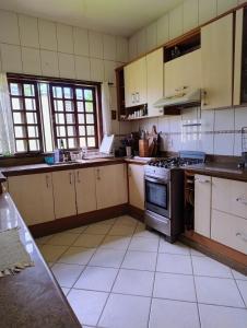 Η κουζίνα ή μικρή κουζίνα στο Casa em frente à Praia dos Padres