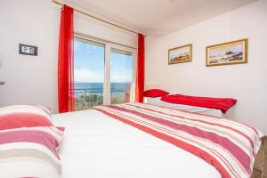 Postel nebo postele na pokoji v ubytování Faszienierendes Apartment nur 100 Meter zum Strand mit Jacuzzi, Sauna, Meerblick