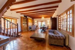 a living room with a couch and a table at Villa Rosa, espaciosa casa con piscina in Marratxí  +20 photos