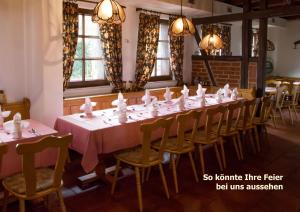 a long dining room with a long table and chairs at Pension Zum-Ratsherrn in Friedrichroda