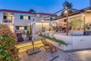 Χώρος καθιστικού στο Beeindruckende 5-Sterne-Villa mit Meerblick, Sauna, Gym, beheizten Privatpool, Spielplatz, BBQ