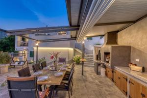 Η κουζίνα ή μικρή κουζίνα στο Beeindruckende 5-Sterne-Villa mit Meerblick, Sauna, Gym, beheizten Privatpool, Spielplatz, BBQ