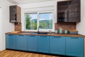 Kuchyň nebo kuchyňský kout v ubytování Atemberaubende Villa mit Whirlpool, Privatpool, Aussendusche, Fitnessraum, Waschmaschine