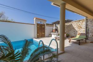 Πισίνα στο ή κοντά στο Bezaubernde Villa mit beheizten Privatpool, BBQ, Spielplatz, Waschmaschine