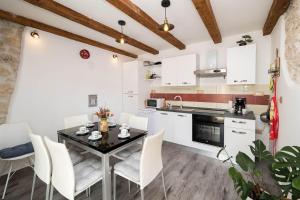 Η κουζίνα ή μικρή κουζίνα στο Bezaubernde Villa mit beheizten Privatpool, BBQ, Spielplatz, Waschmaschine