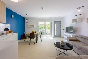 Μια τηλεόραση ή/και κέντρο ψυχαγωγίας στο Malerisches Apartment nur 500 Meter zum Strand mit Pool, Gym, Sauna