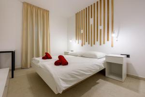 Ένα ή περισσότερα κρεβάτια σε δωμάτιο στο Malerisches Apartment nur 500 Meter zum Strand mit Pool, Gym, Sauna +23 φωτογραφίες