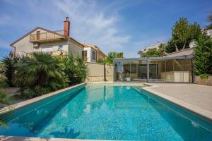 Πισίνα στο ή κοντά στο Malerisches Apartment nur 500 Meter zum Strand mit Pool, Gym, Sauna