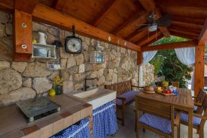 eine Küche mit Spüle und Steinwand in der Unterkunft Strandnahe Villa mit Meerblick, 2 Bikes, beheiztem Privatpool - nur 300 Meter zum Strand in Dramalj