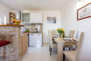 Kuchyň nebo kuchyňský kout v ubytování Beeindruckendes Apartment mit grosser Dachterrasse, Whirlpool, Meerblick, Grill, Aussendusche + 24 fotografií