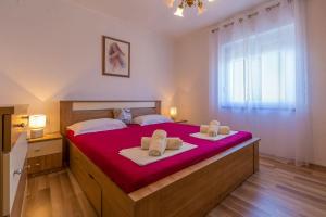 Postel nebo postele na pokoji v ubytování Beeindruckendes Apartment mit grosser Dachterrasse, Whirlpool, Meerblick, Grill, Aussendusche