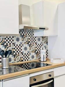 Kuchyň nebo kuchyňský kout v ubytování Casa Vittoria - tra Lago Maggiore e centro città