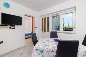 TV a/nebo společenská místnost v ubytování Idyllisches Apartment nur 300 Meter zum Strand mit Meerblick, Whirlpool, Grill