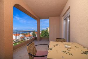 Balkón nebo terasa v ubytování Komfortables Apartment nur 350 Meter zum Strand mit Meerblick, Pool, Aussendusche