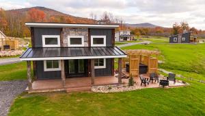 widok na mały domek na trawniku w obiekcie Valley View Resort Cabin #3, 1-Bed, Modern-Luxury with Hot Tub in Canaan Valley, WV w mieście Davis
