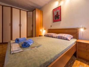 Postel nebo postele na pokoji v ubytování Hundefreundliches Apartment nur 350 Meter zum Strand mit Meerblick, Pool, WiFi + 23 fotografií