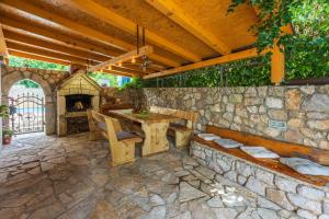Gallery image of Ruhiges Apartment mit Holzkohlegrill, Pool mit Whirlpoolfunktion, Waschmaschine, Trockner in Grižane